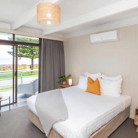 Whispering Sands Beachfront Motel Gisborne Bagian luar foto