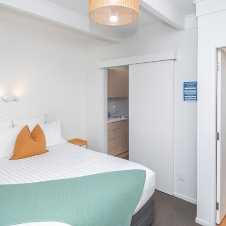Whispering Sands Beachfront Motel Gisborne Bagian luar foto