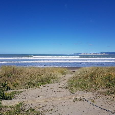 Whispering Sands Beachfront Motel Gisborne Bagian luar foto