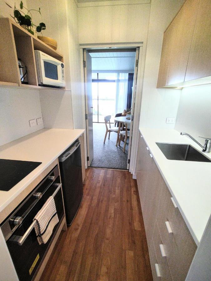Whispering Sands Beachfront Motel Gisborne Bagian luar foto