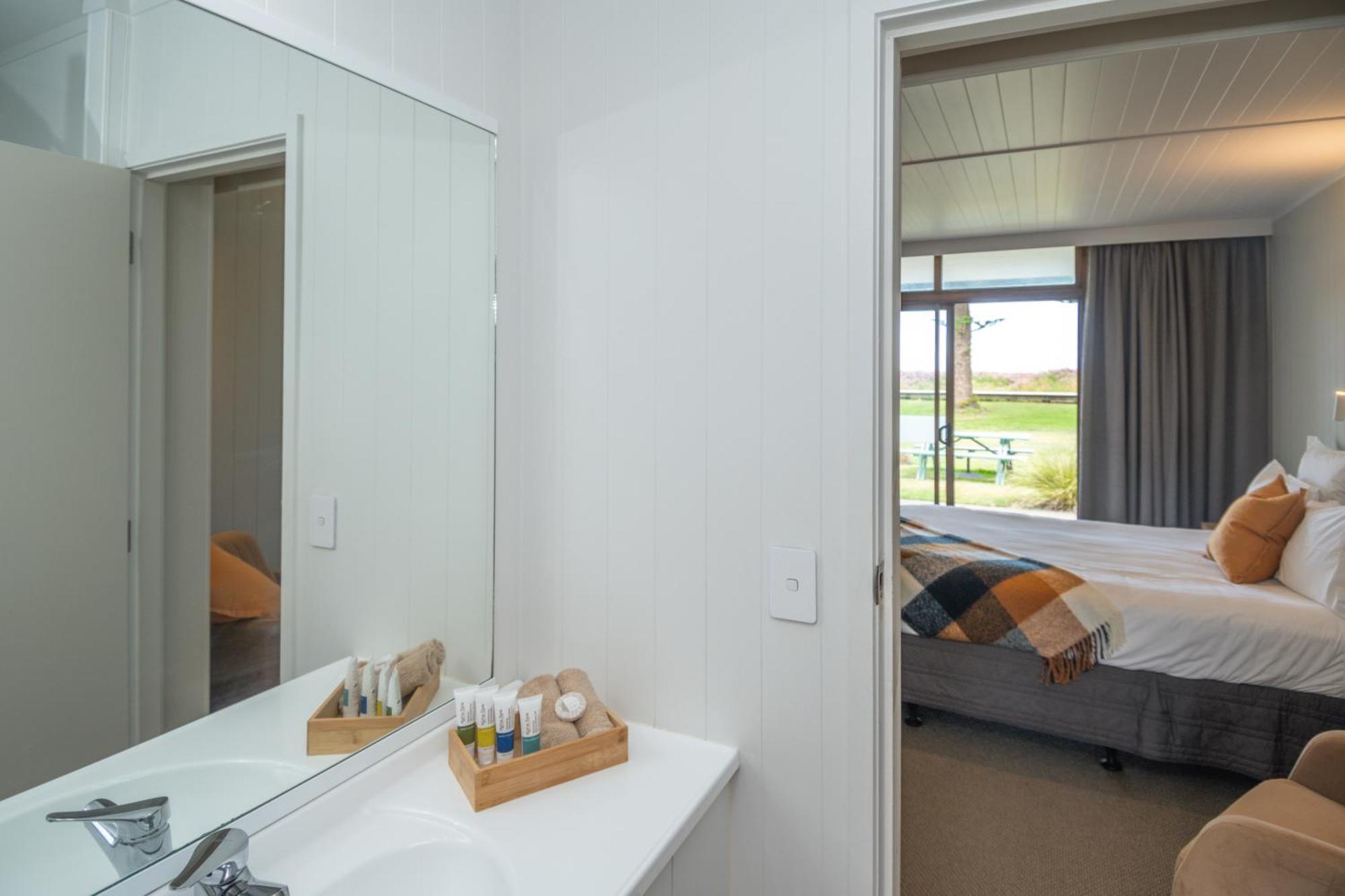 Whispering Sands Beachfront Motel Gisborne Bagian luar foto