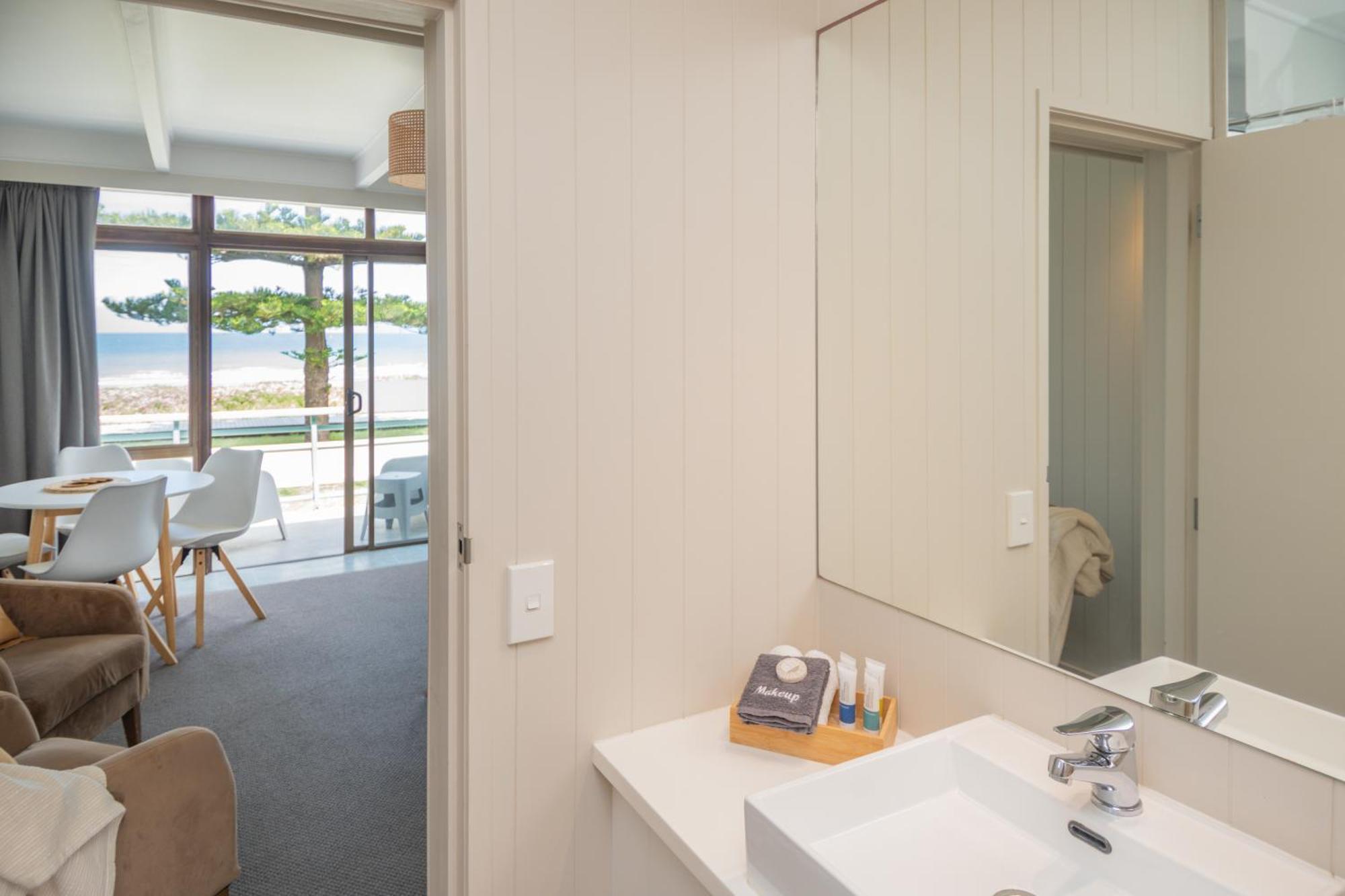 Whispering Sands Beachfront Motel Gisborne Bagian luar foto