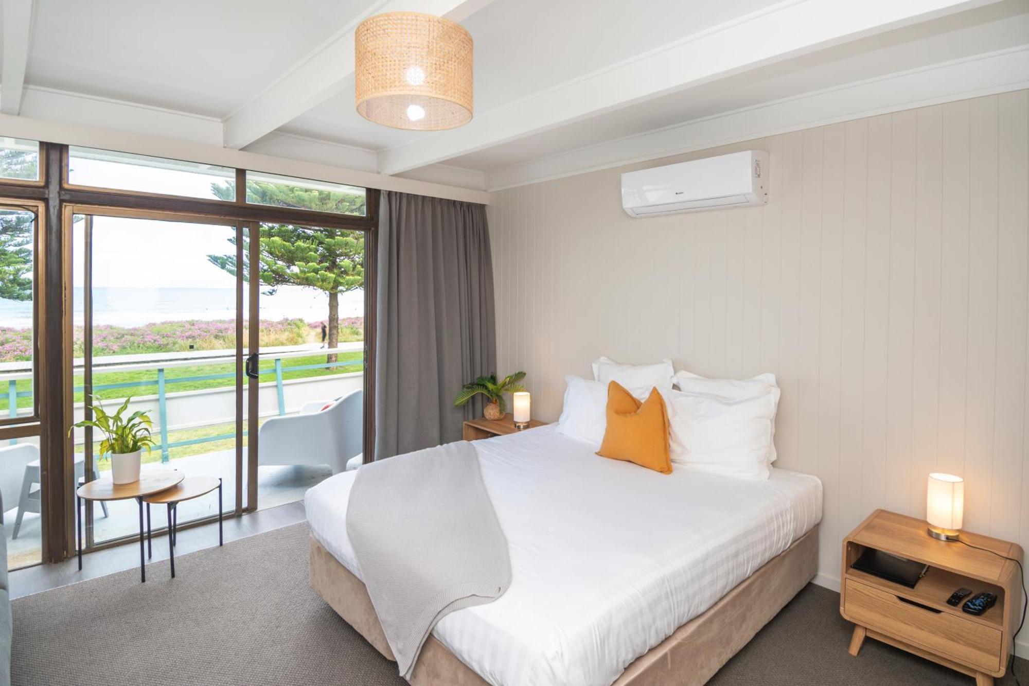 Whispering Sands Beachfront Motel Gisborne Bagian luar foto
