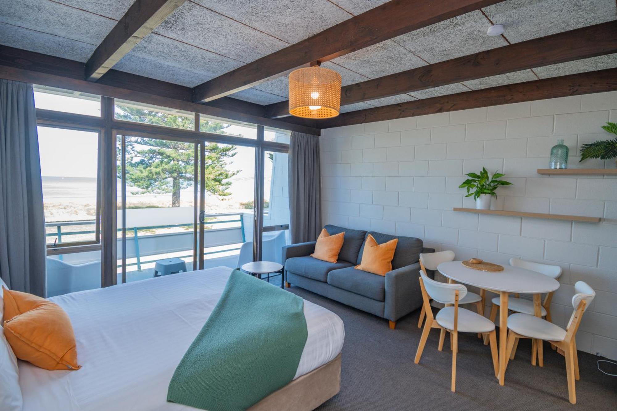 Whispering Sands Beachfront Motel Gisborne Bagian luar foto