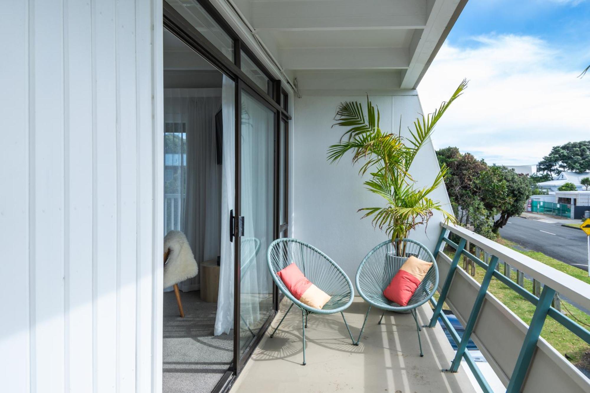 Whispering Sands Beachfront Motel Gisborne Bagian luar foto