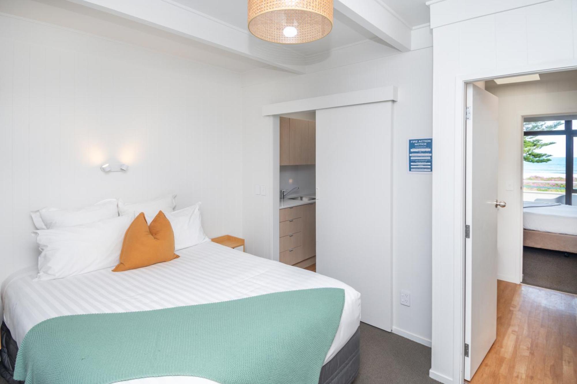Whispering Sands Beachfront Motel Gisborne Bagian luar foto