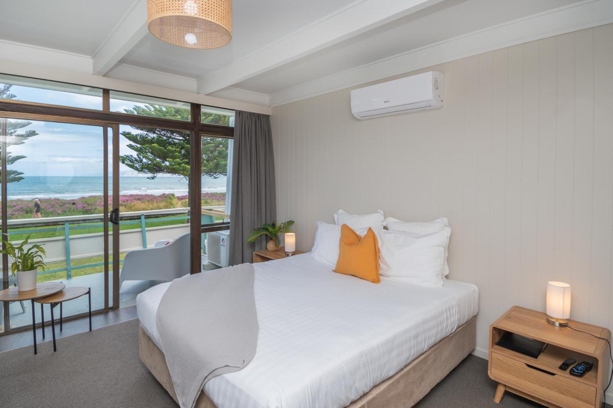 Whispering Sands Beachfront Motel Gisborne Bagian luar foto