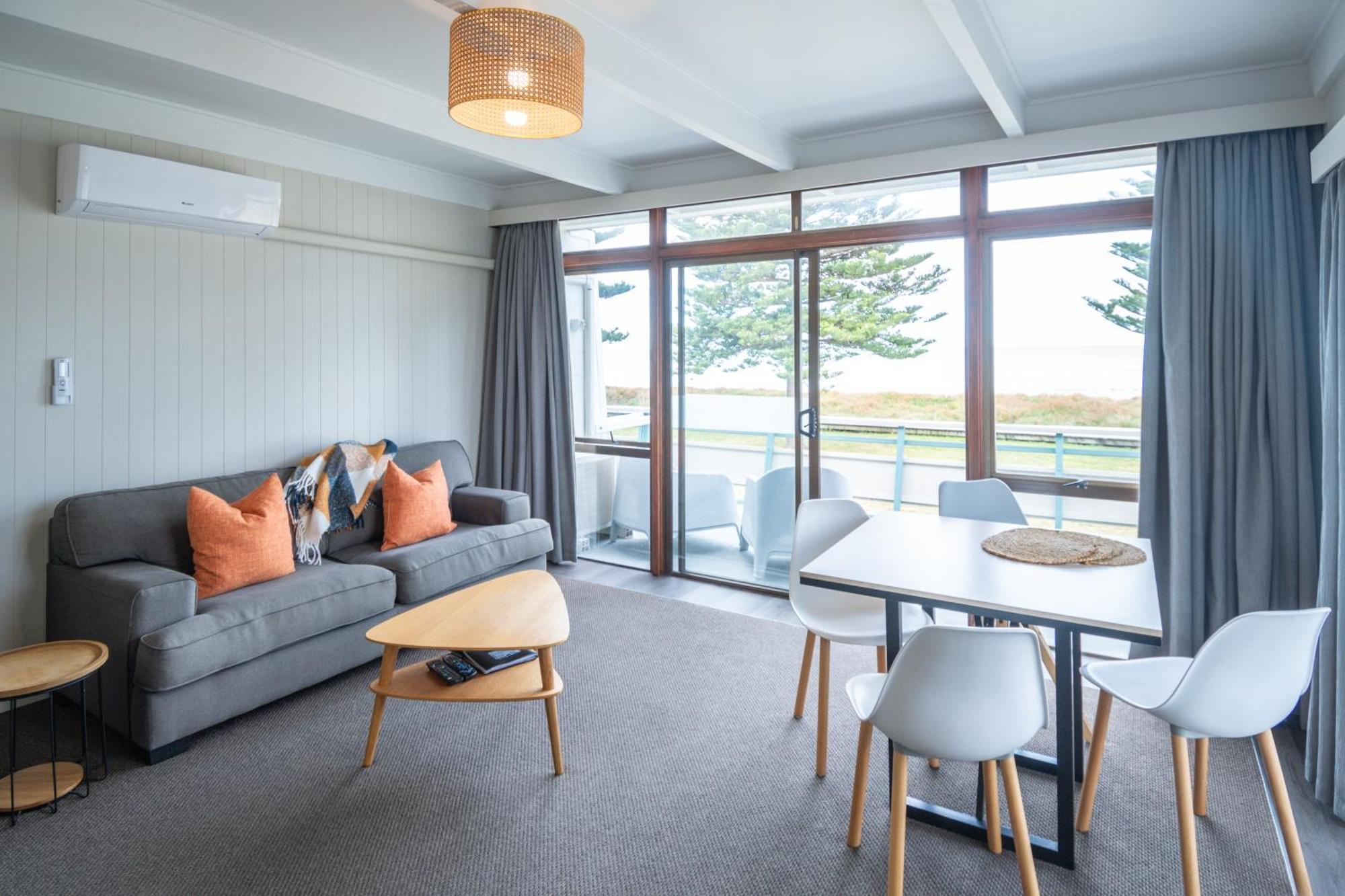 Whispering Sands Beachfront Motel Gisborne Bagian luar foto