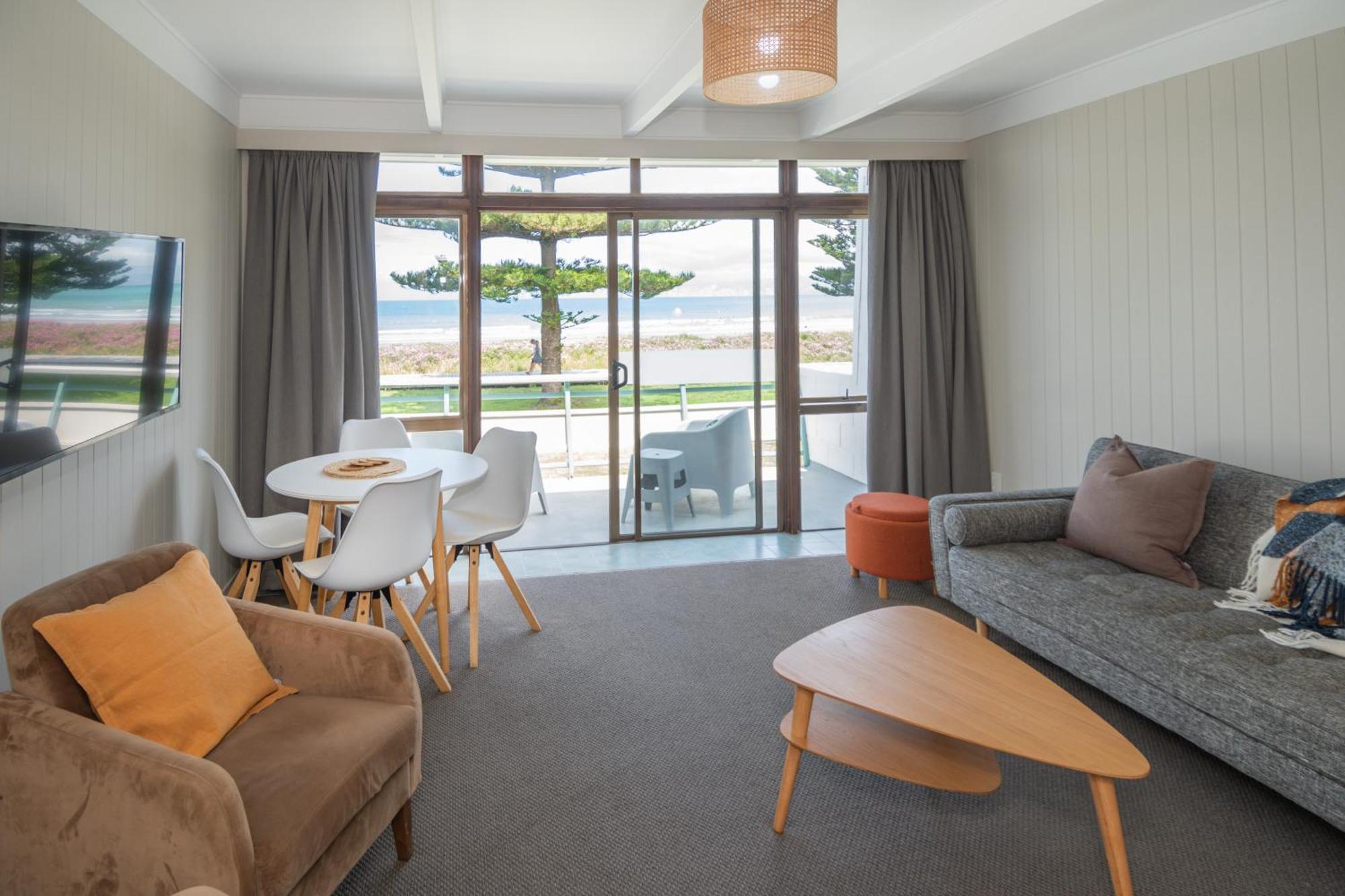 Whispering Sands Beachfront Motel Gisborne Bagian luar foto
