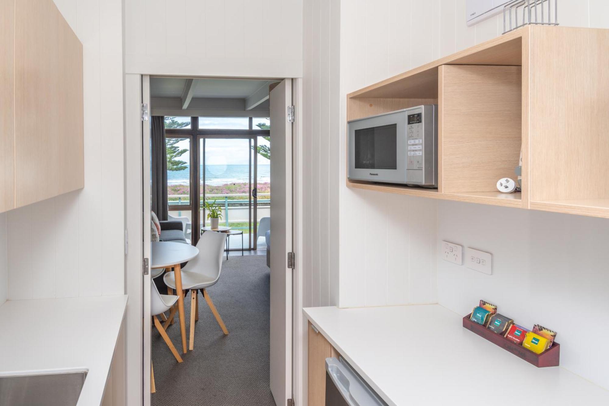 Whispering Sands Beachfront Motel Gisborne Bagian luar foto
