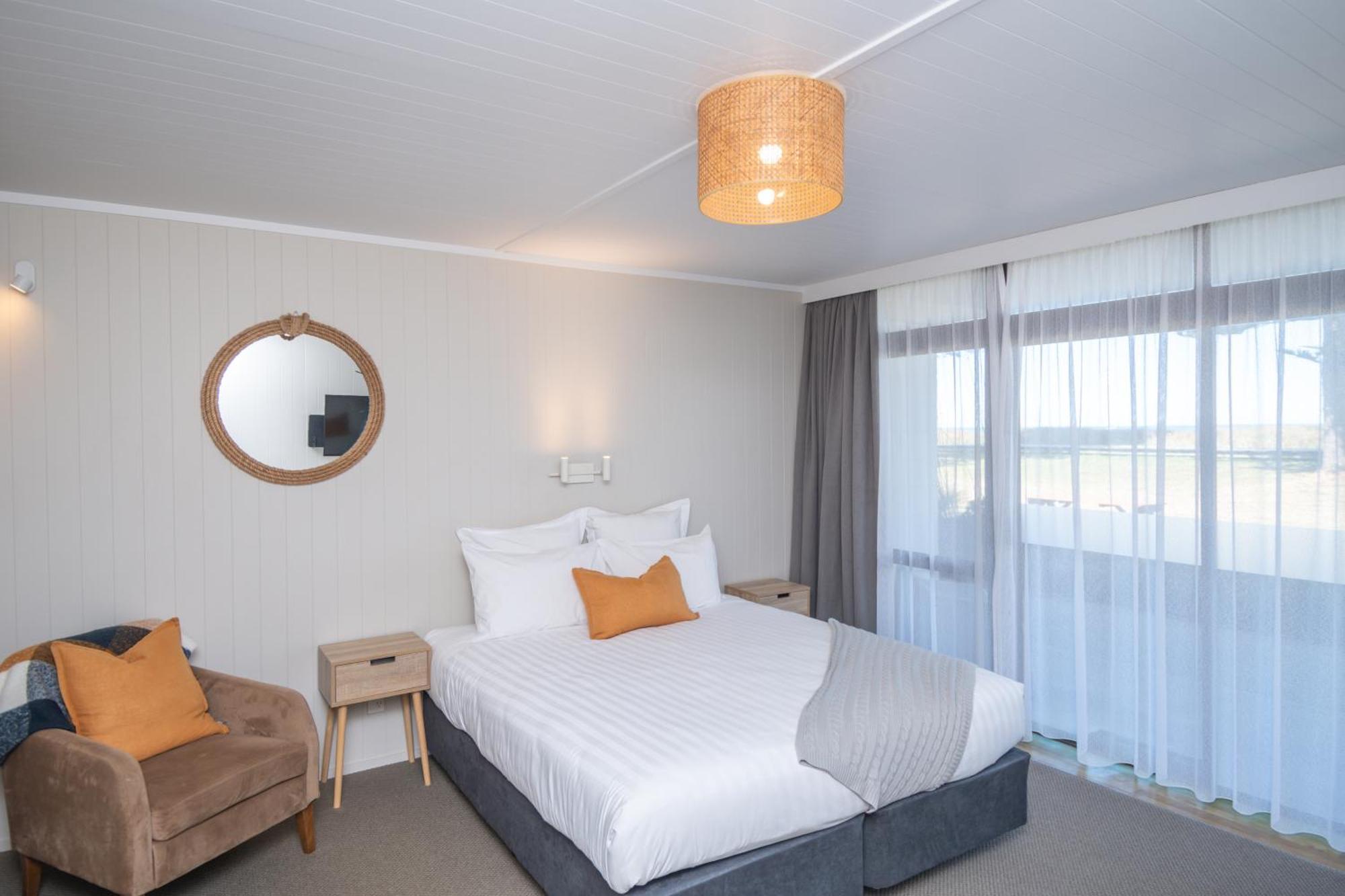 Whispering Sands Beachfront Motel Gisborne Bagian luar foto