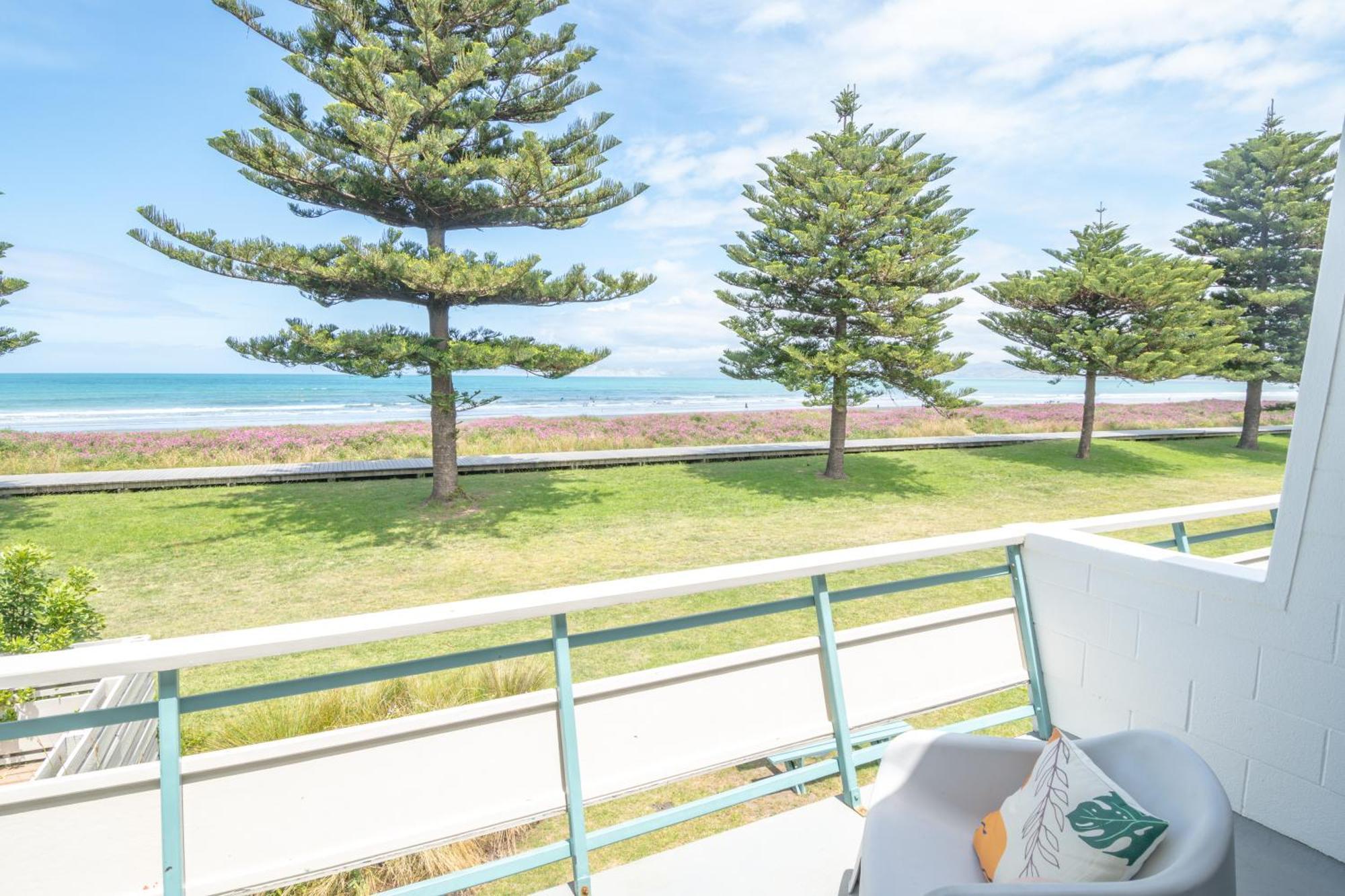 Whispering Sands Beachfront Motel Gisborne Bagian luar foto