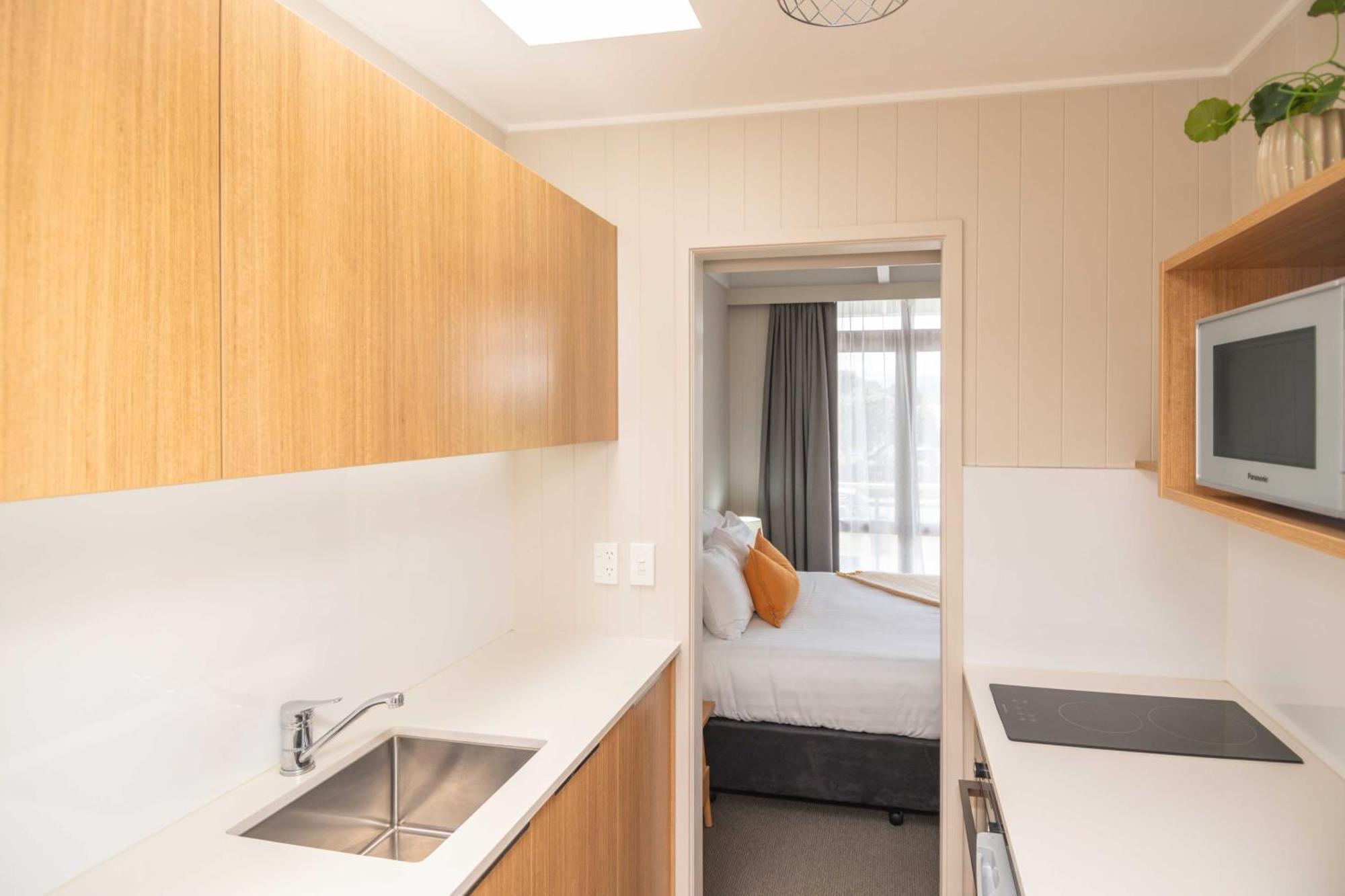 Whispering Sands Beachfront Motel Gisborne Bagian luar foto