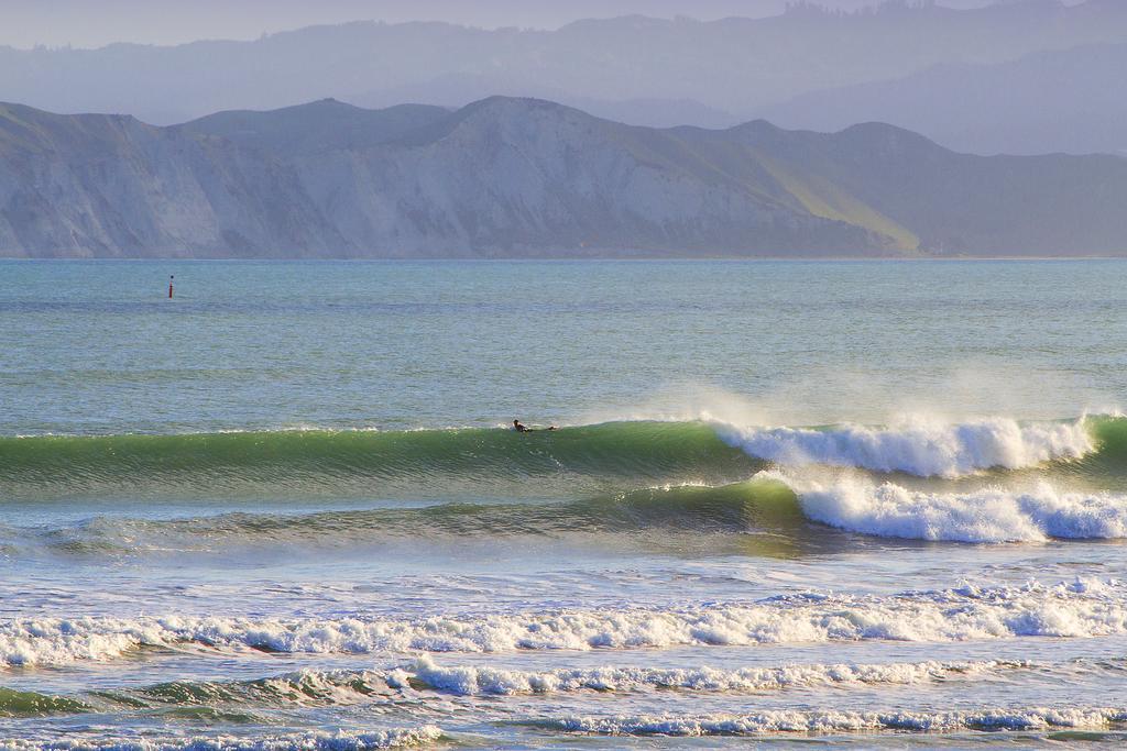 Whispering Sands Beachfront Motel Gisborne Bagian luar foto