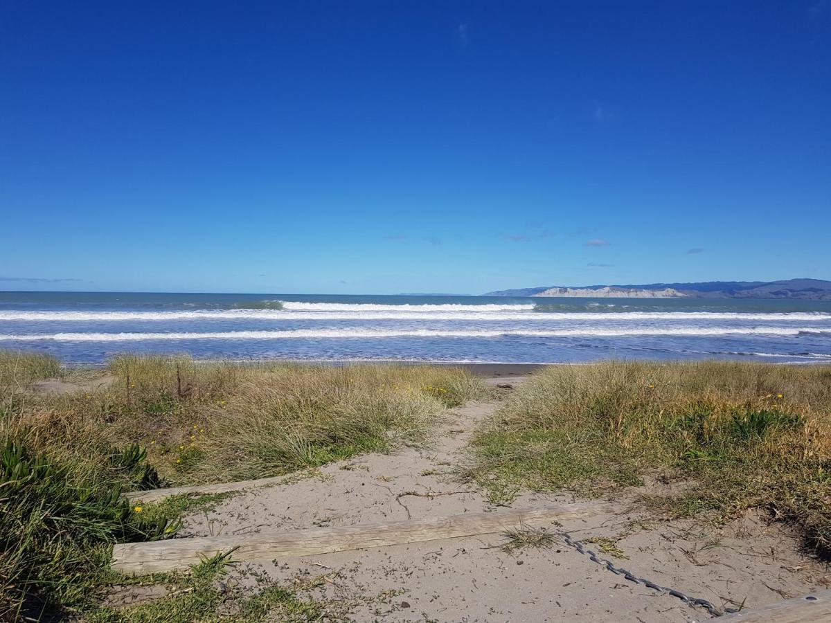 Whispering Sands Beachfront Motel Gisborne Bagian luar foto