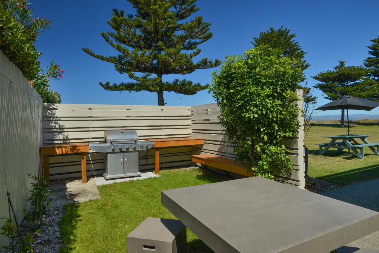 Whispering Sands Beachfront Motel Gisborne Bagian luar foto