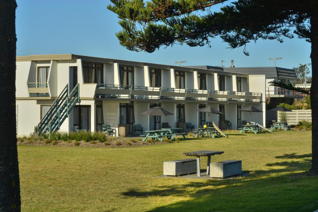 Whispering Sands Beachfront Motel Gisborne Bagian luar foto