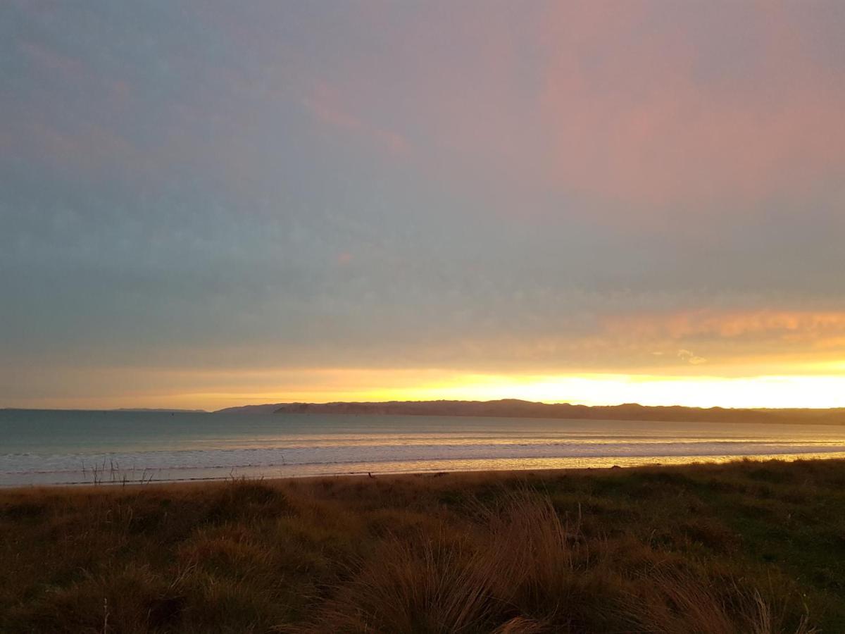 Whispering Sands Beachfront Motel Gisborne Bagian luar foto
