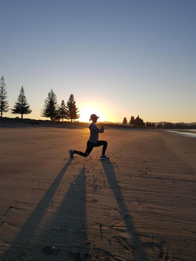 Whispering Sands Beachfront Motel Gisborne Bagian luar foto