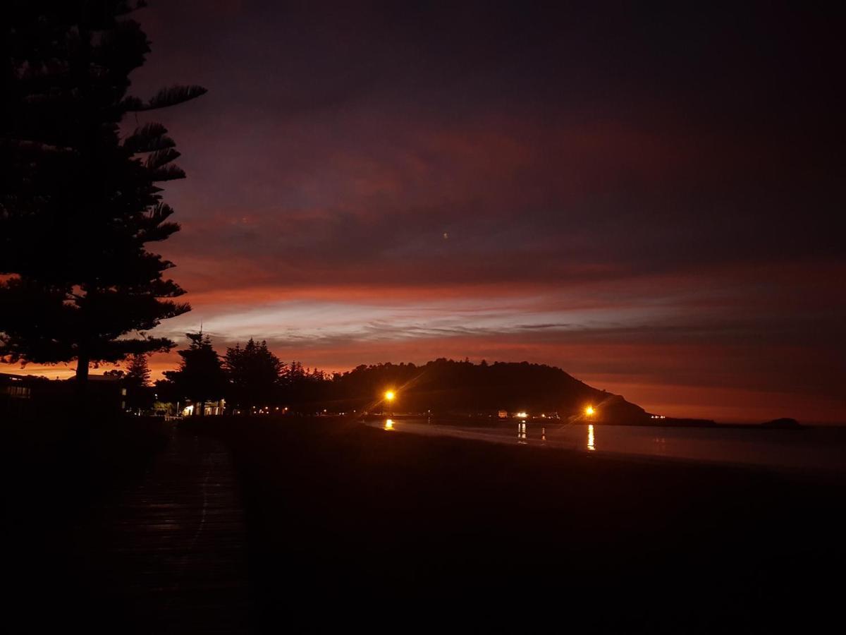Whispering Sands Beachfront Motel Gisborne Bagian luar foto