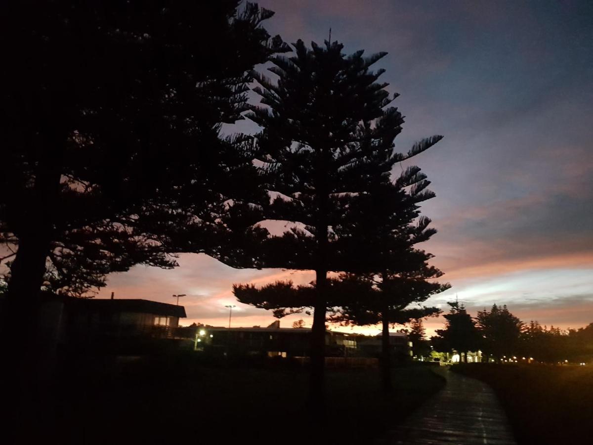 Whispering Sands Beachfront Motel Gisborne Bagian luar foto