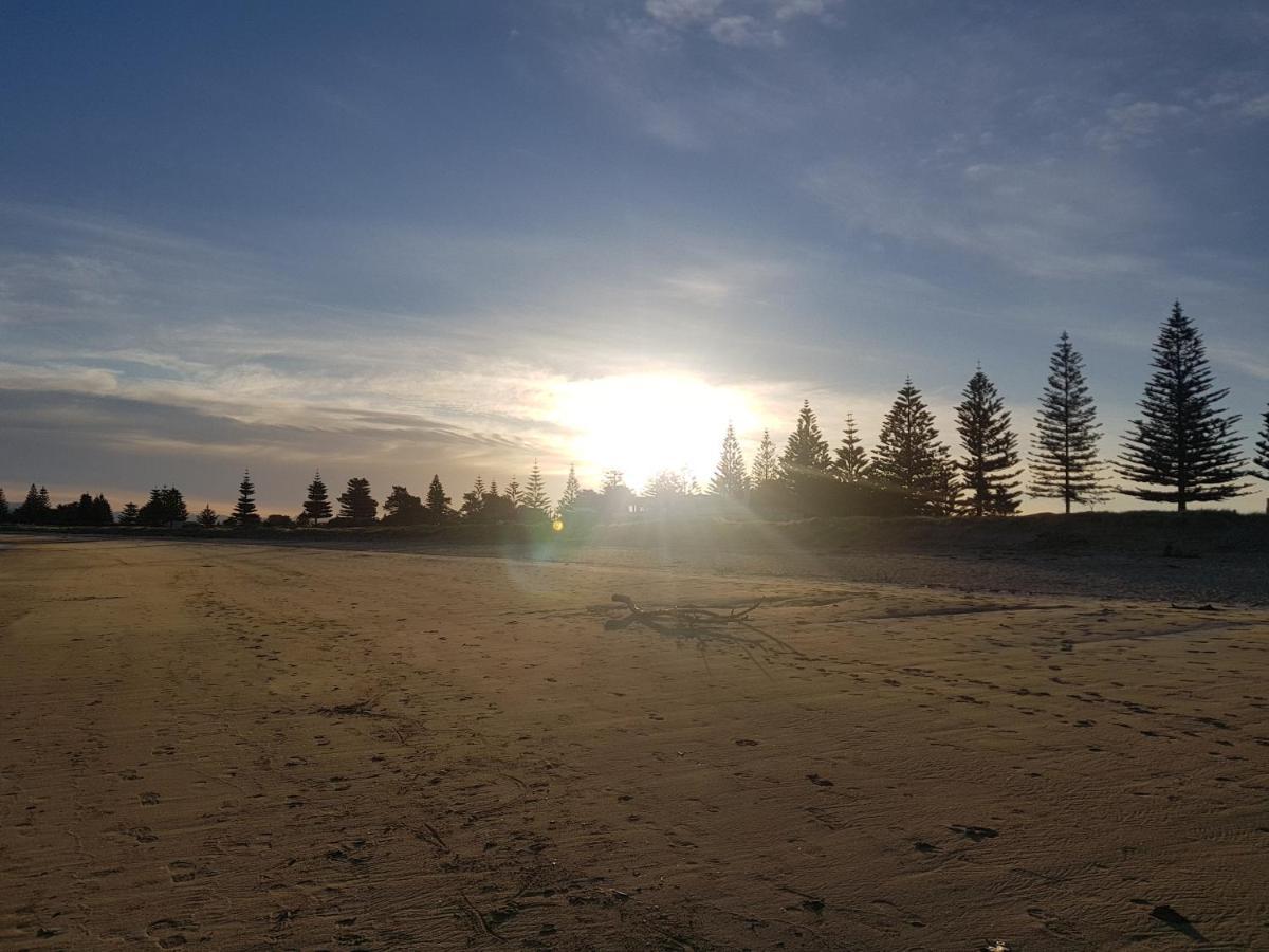 Whispering Sands Beachfront Motel Gisborne Bagian luar foto